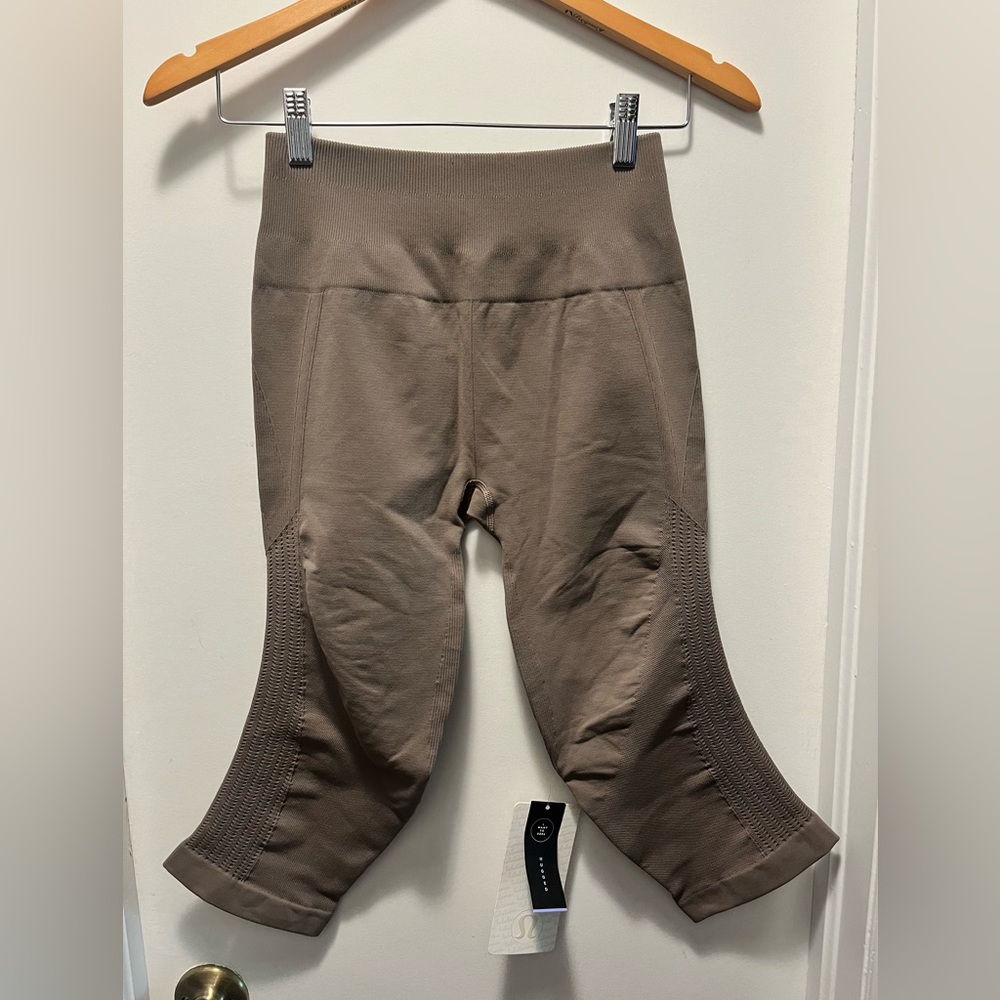 Never worn size 8 LuLuLemon flow & go crop leggings.